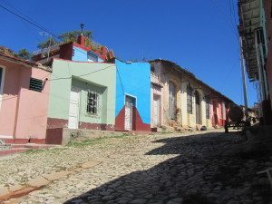 É bem legal andar pelas ruas de pedra, só é duro aguentar o solão na cabeça!