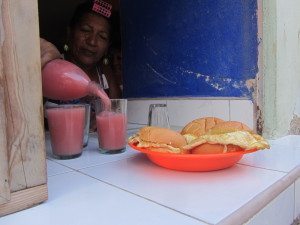 Com a moeda nacional você compra altos lanches nas pequenas cafeterias da rua