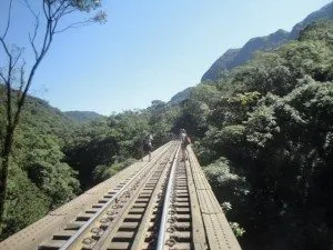O caminho pelos trilhos é cheio dessas pontes 