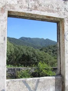 Janela da Casa do Ipiranga emoldurando a vista