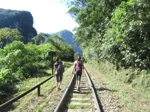 Passinhos de gueixa pelos dormentes