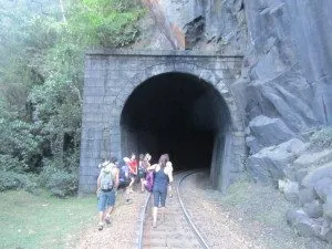 Um dos dos túneis do caminho pelo trilho