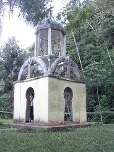 O Santuário da Nossa Senhora do Cadeado, com o buracão da fechadura