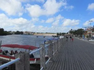 A rua Beira Rio, junto ao Rio Preguiça