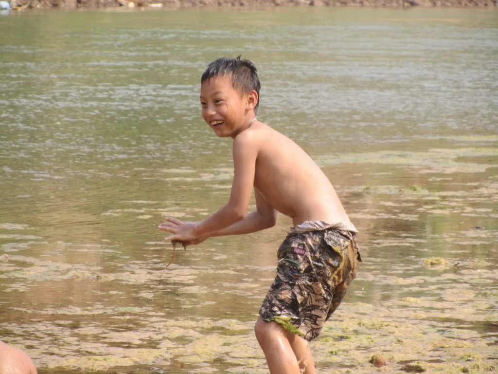 Laos – Luang Prabang – brincando no rio (2)