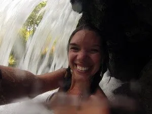 embaixo da cachu, na caverninha!