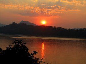 Pôr do sol sensacional no rio Mekong
