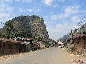 Laos - Nong Khiaw - rio e ruas (5)